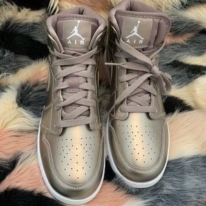 NWOB Nike Air Jordan 1 Gold Size 7 Youth